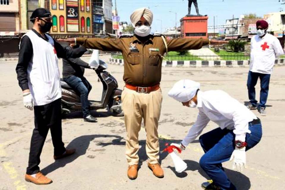 Covid -19: Guru indiano pode ter contagiado até 15.000 pessoas 