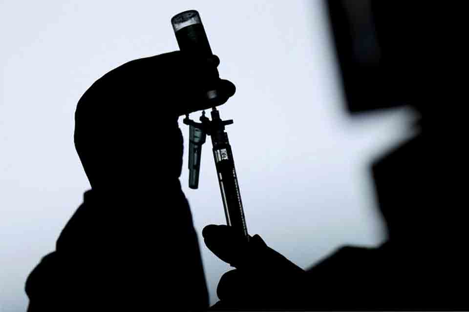 Pfizer: vacina específica contra Ômicron é cenário mais provável