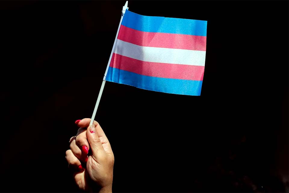 Estado dos EUA debate lei que pune com prisão médicos que tratarem adolescentes transexuais