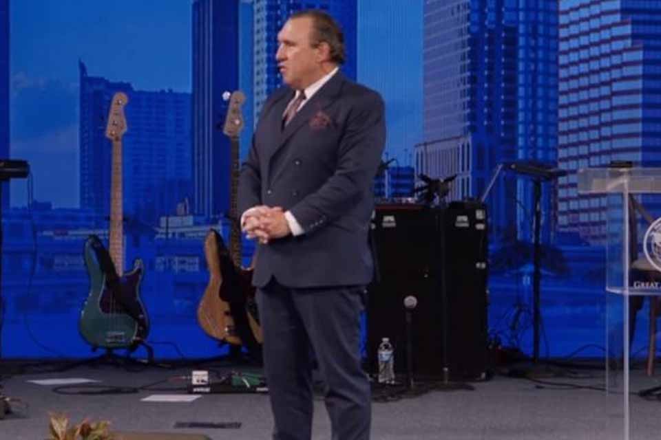 Polícia prende pastor de igreja por se recusar a cumprir ordem de quarentena