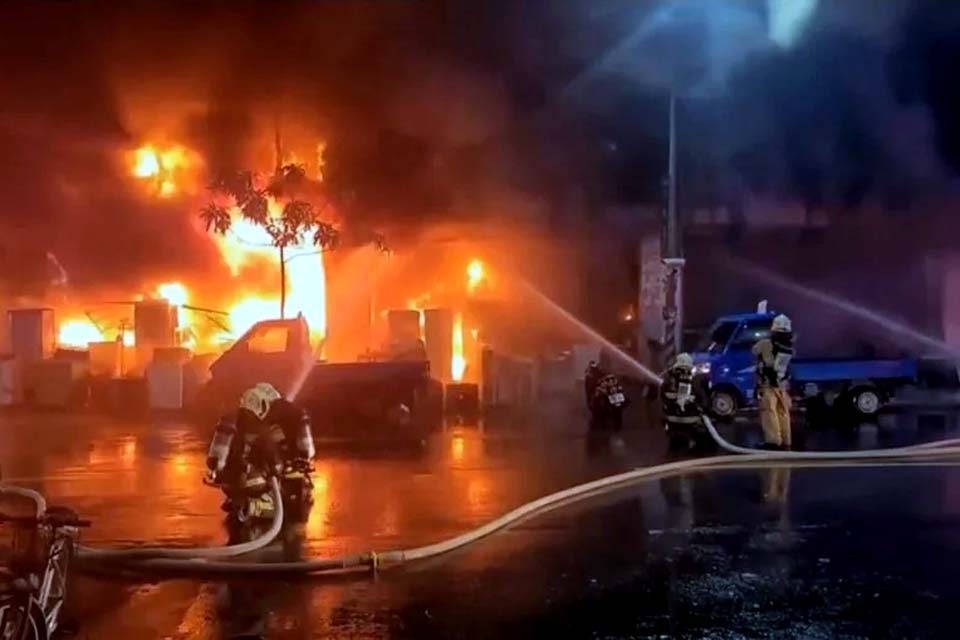 Incêndio em prédio em Taiwan deixa pelo menos 46 mortos