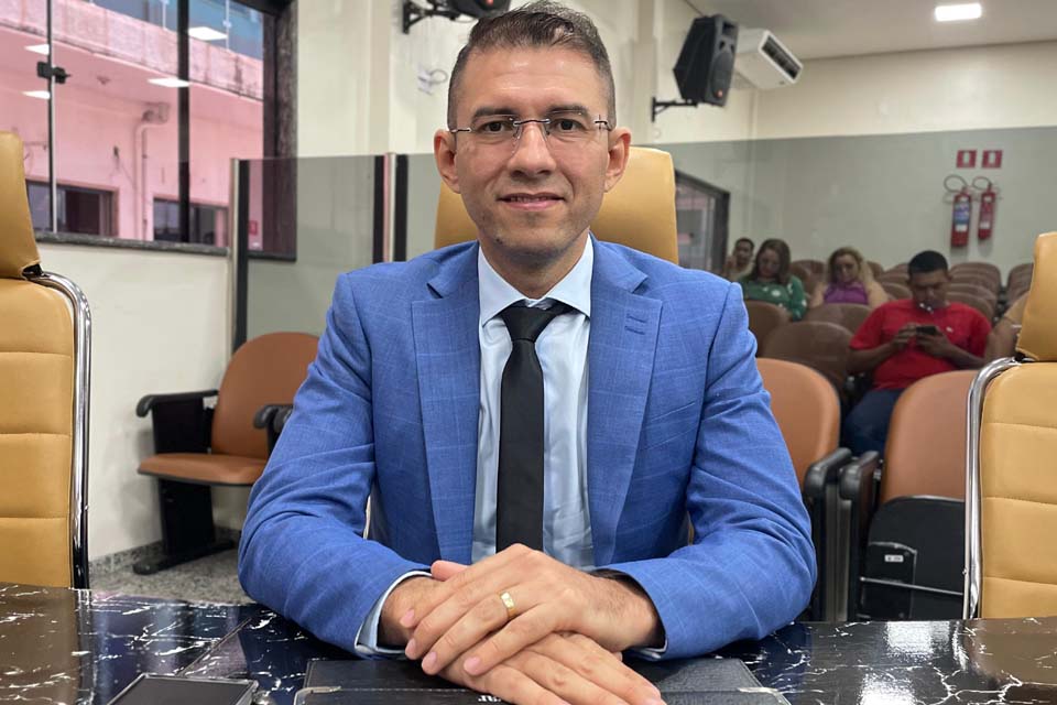 Prefeito Léo Moraes atende pedido do vereador Pedro Geovar e anuncia estudo para criação de estacionamento ao lado do CPA