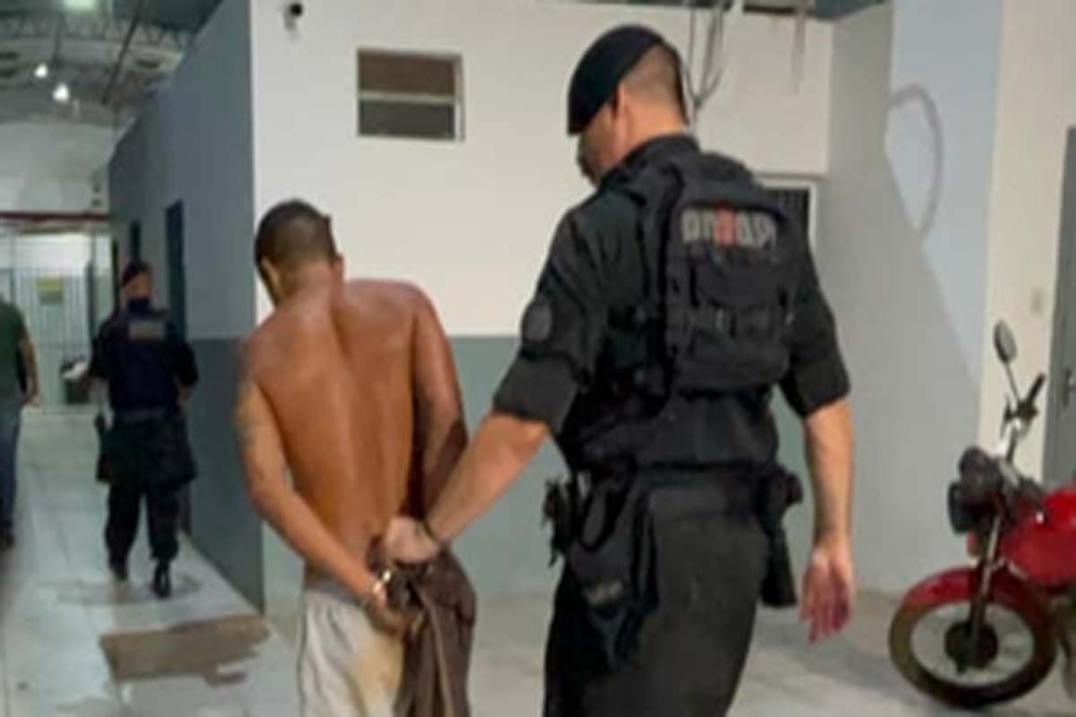 BPTAR flagra apenado e comparsa com drogas em boca de fumo