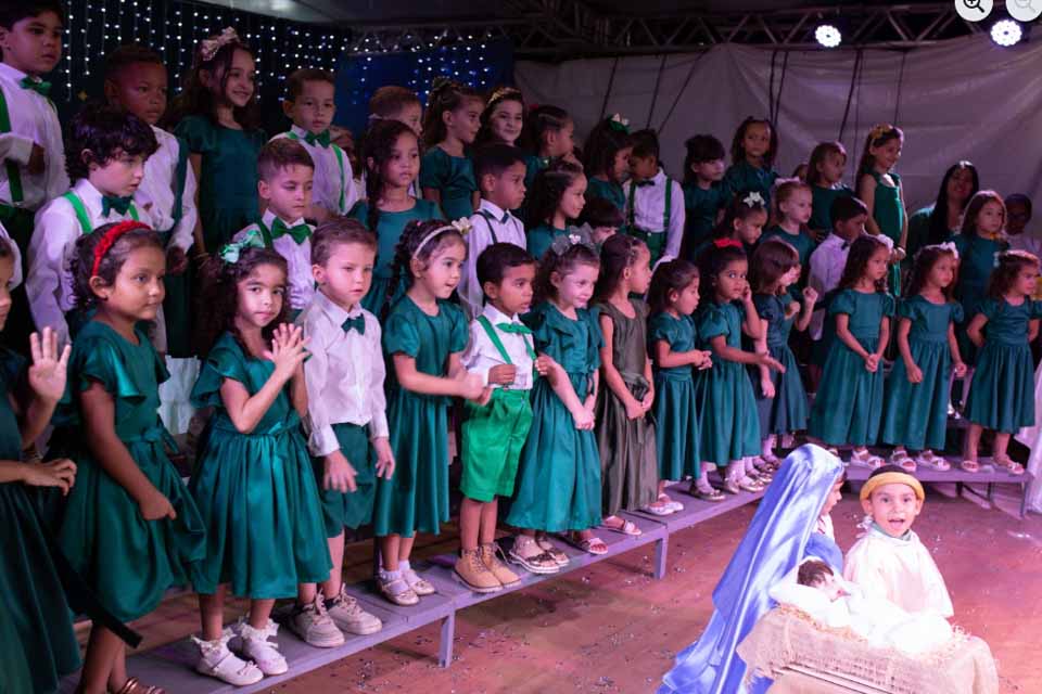 Emoção e casa cheia em noite da Cantata Natalina em frente à praça Sebastião Dias de Almeida