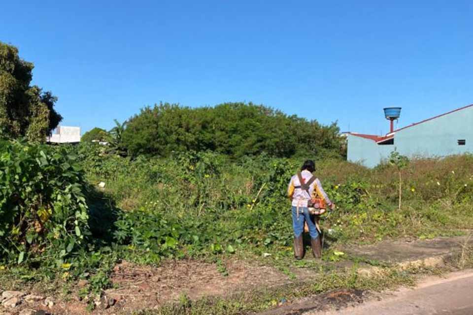 Prefeitura limpa terreno baldio e multa proprietário em 1.800 reais em Rolim de Moura