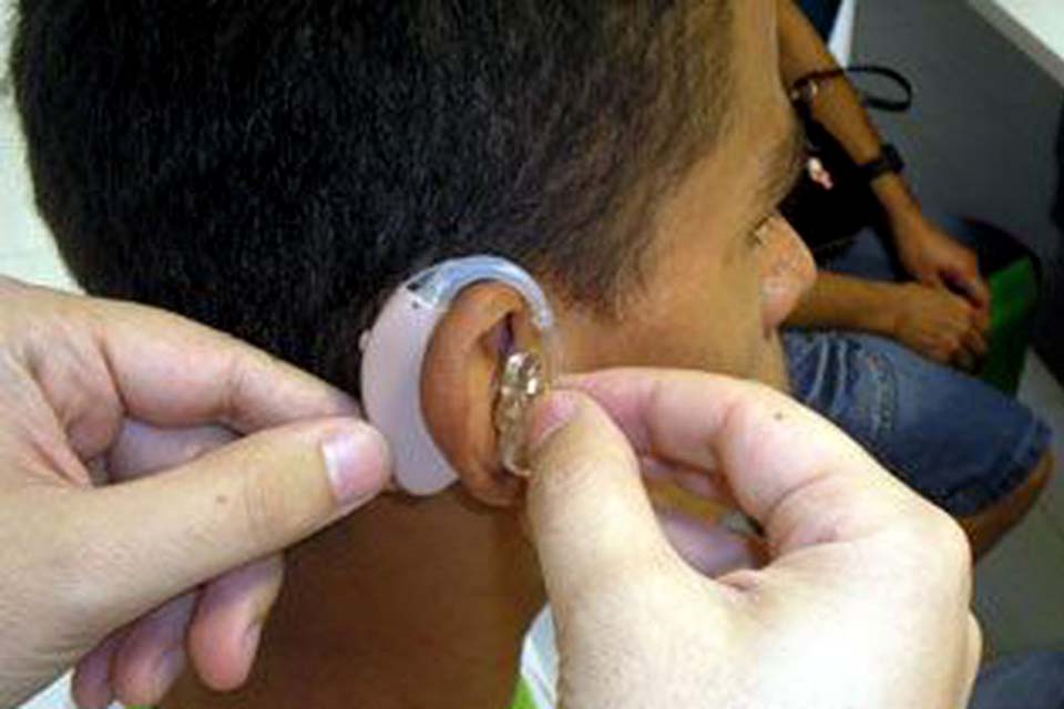 Estudantes com deficiência auditiva vão ter acesso à tecnologia do SUS