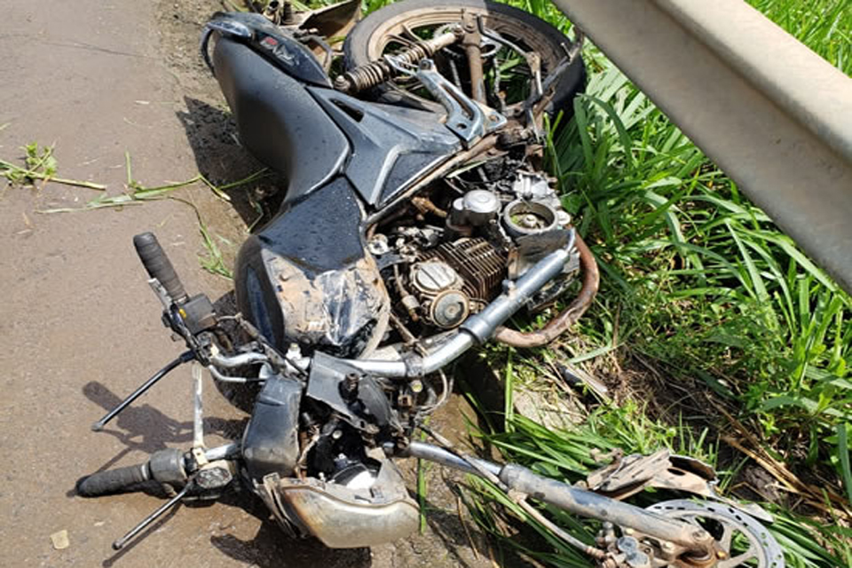 Motociclista tem fratura exposta após colidir contra automóvel na BR-364