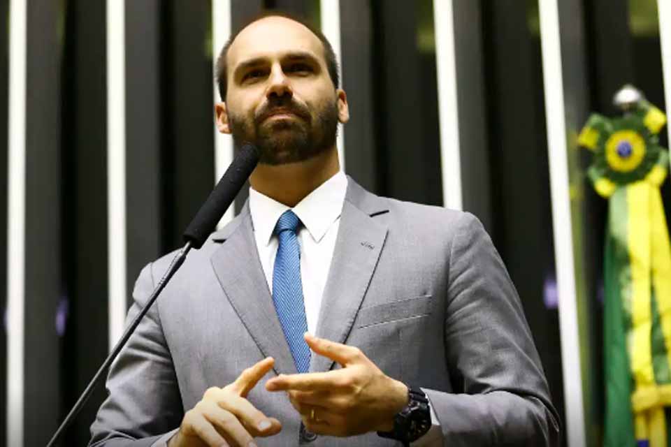 Alexandre de Moraes prorroga inquérito que investiga Eduardo Bolsonaro