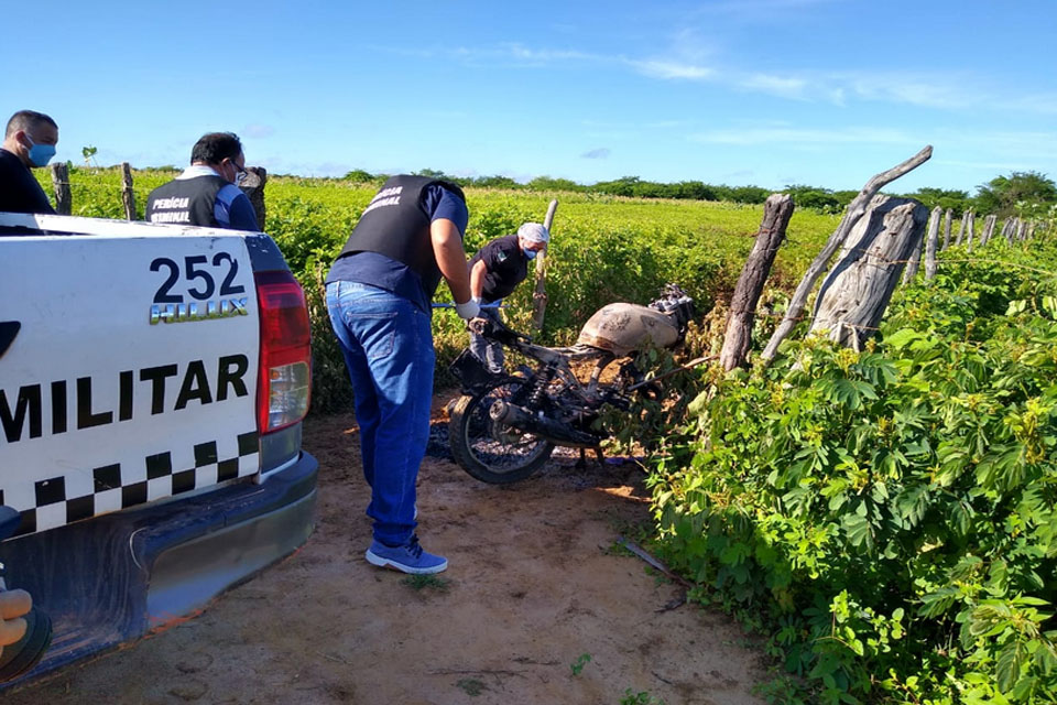 Homem é encontrado carbonizado ao lado de moto às margens da BR 364