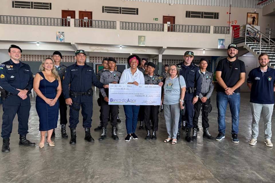 Deputada Sílvia Cristina faz a entrega de R$ 100 mil para a Polícia Militar Mirim de Ariquemes