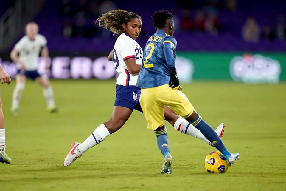 Com estreia da brasileira Catarina Macario e show de Sam Mewis, EUA vencem Colômbia em amistoso