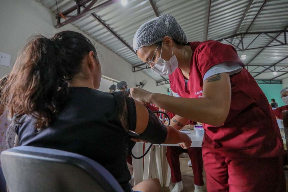 Moradores do Cristal da Calama recebem atendimento dentro do residencial