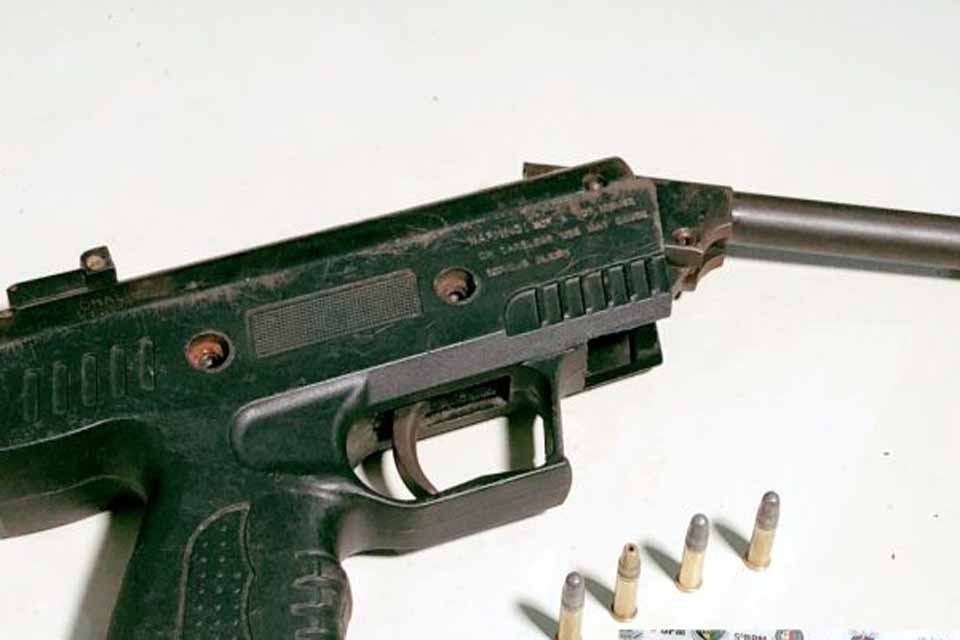 Dupla suspeito de assaltos é presa com arma de fogo na zona leste