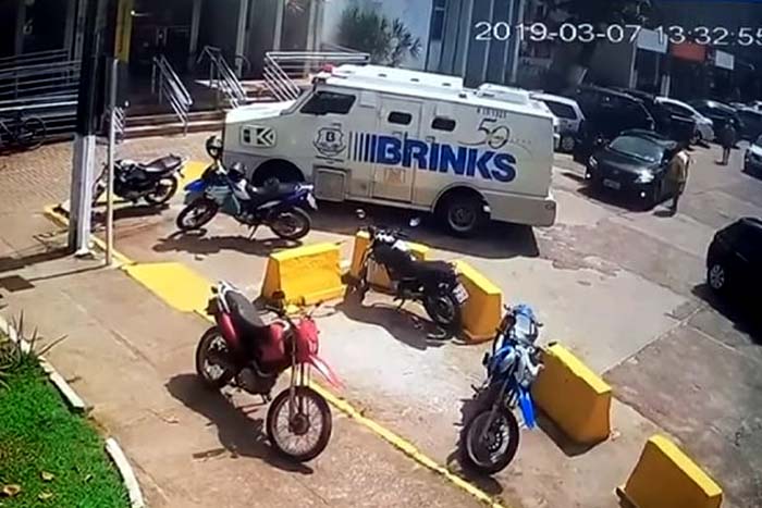 Vigilante de carro-forte se assusta e atira em cliente de banco