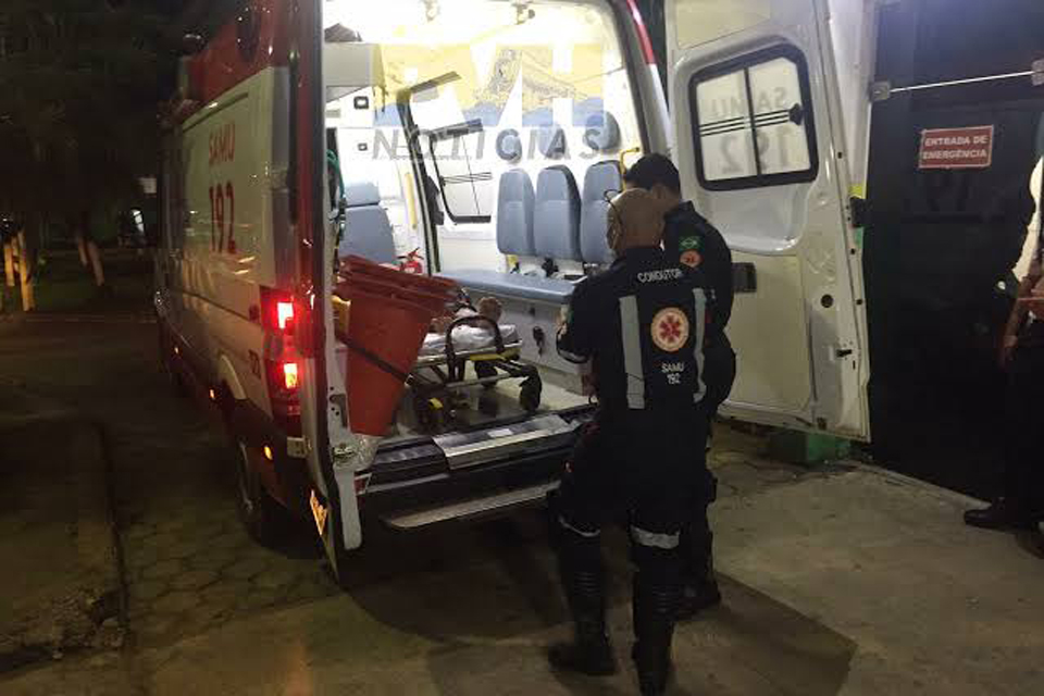 Após briga com vizinho homem sai correndo ensanguentado na rua