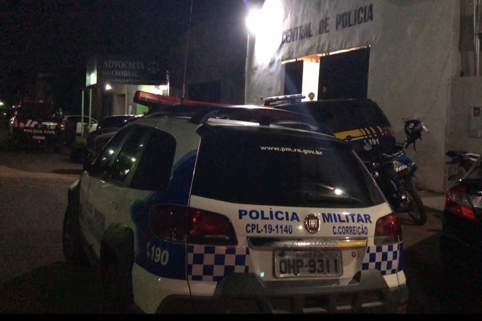 Mulher chama a polícia após marido lhe agredir com tapas e chutes