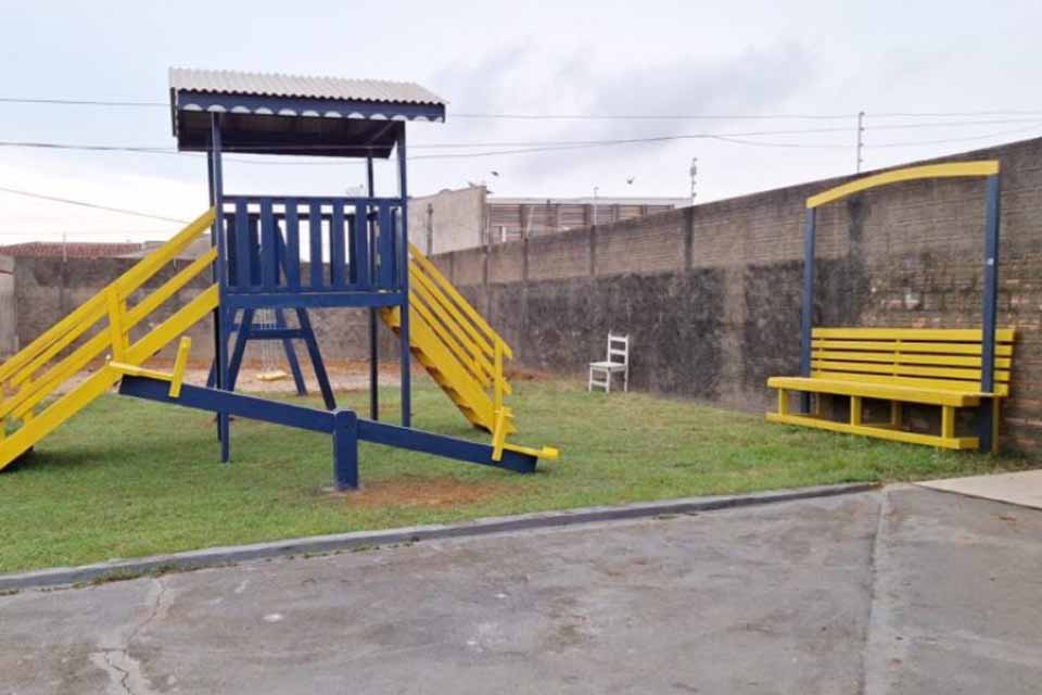Mão de obra reeducanda transforma madeira em parquinho para abrigo infantil