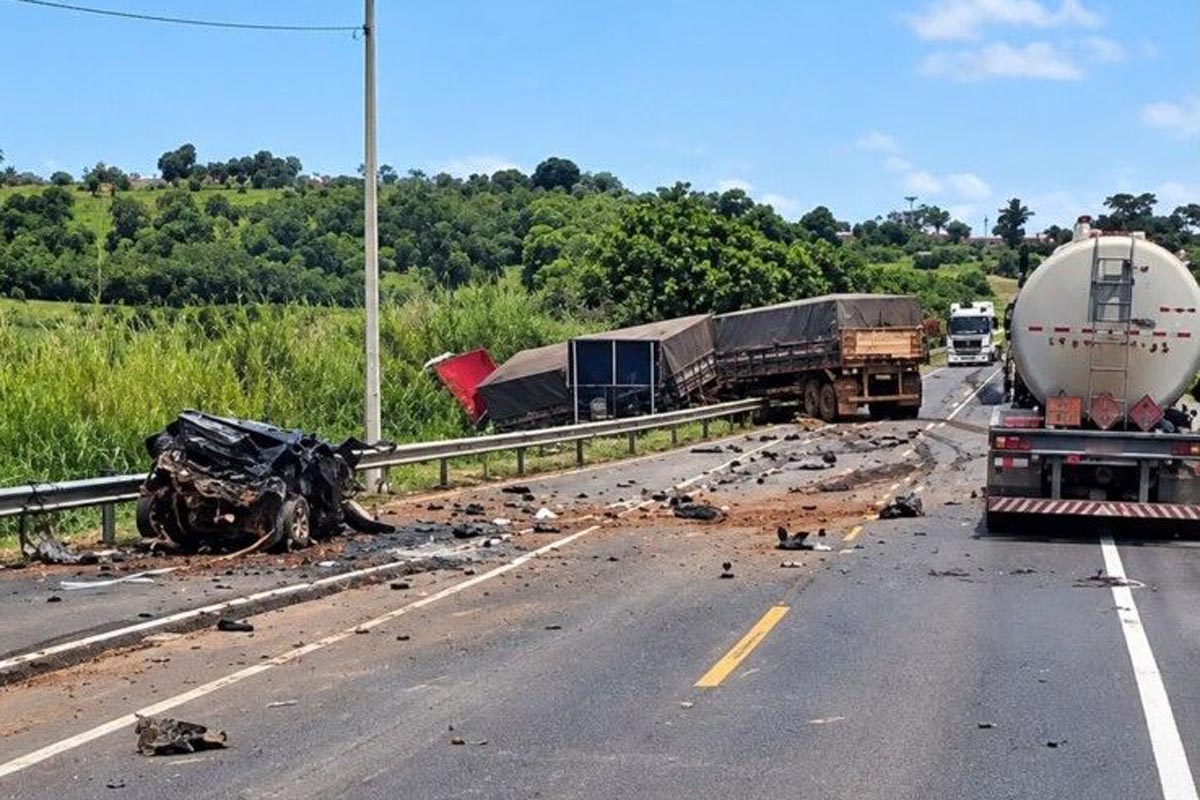 Colisão entre carro e carreta  deixa três feridos na BR-364