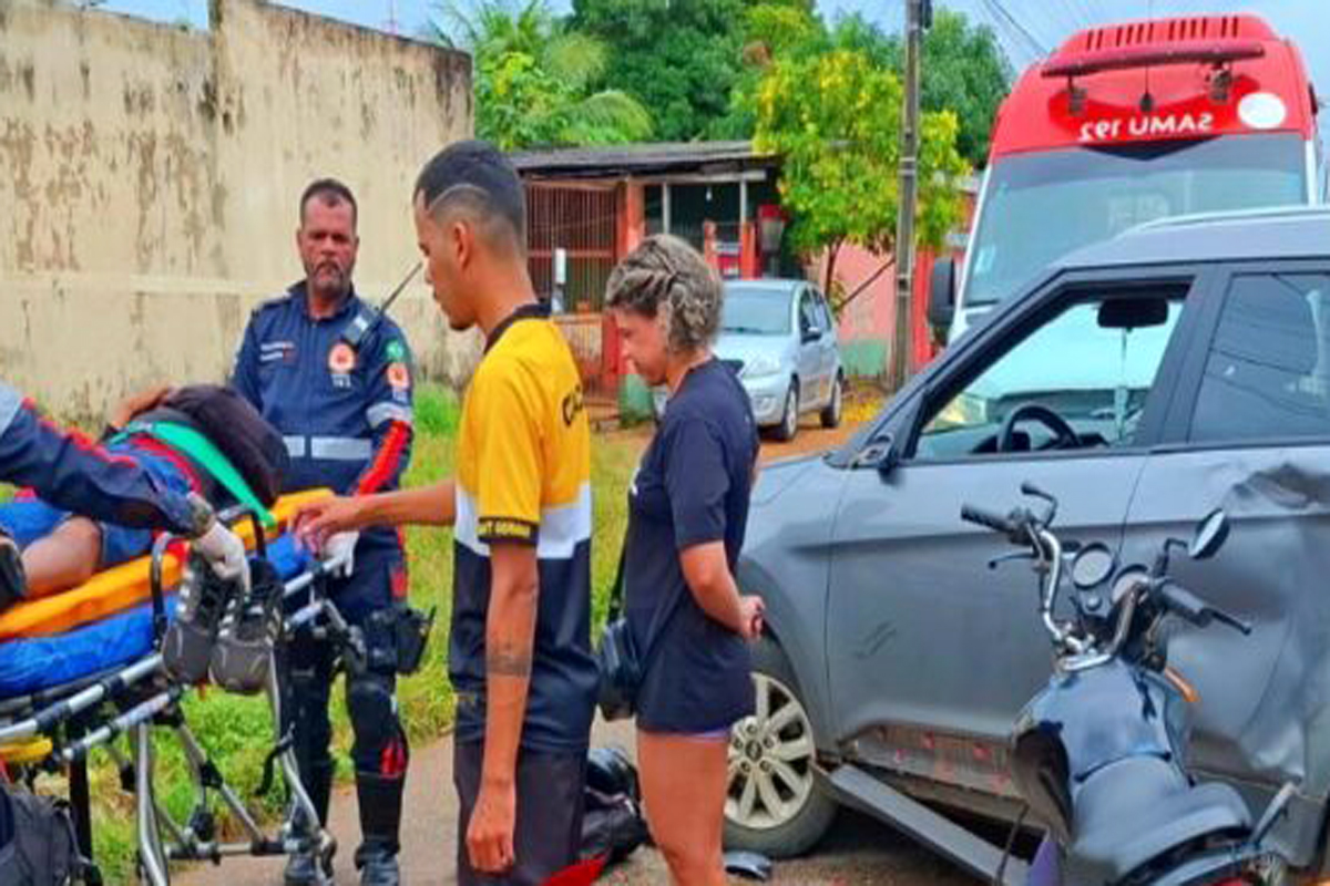 Motoboy fica gravemente ferido após colidir na lateral de carro