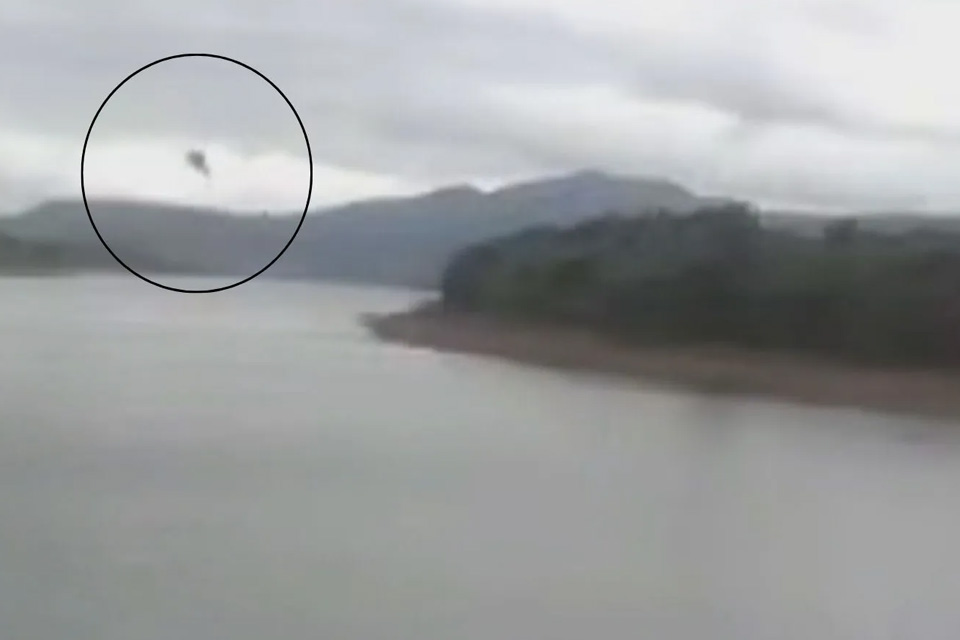 Helicóptero cai em lago de cidade mineira e deixa três feridos; VÍDEO
