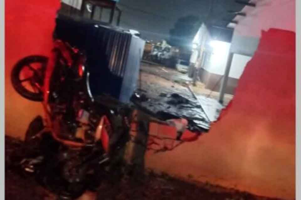 Motociclista de Santa Luzia morre após colidir com muro em Rolim de Moura