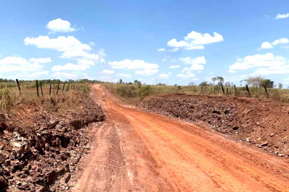 Manutenção em mais de 26 km na RO-135 é executada pelo DER em Alta Floresta do Oeste