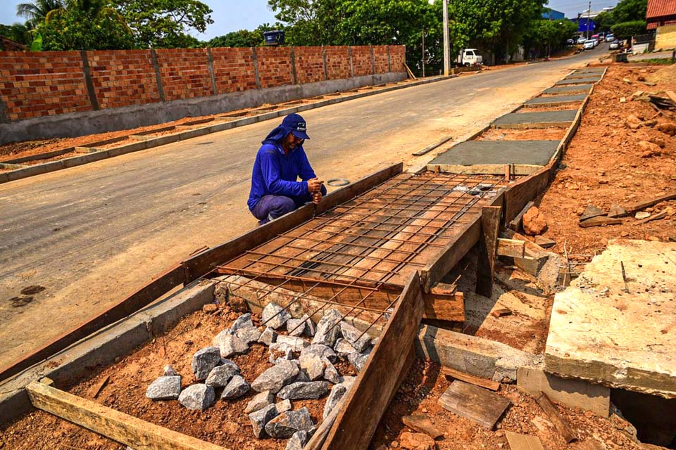 Prefeitura constrói calçadas em pontos beneficiados pelo Poeira Zero