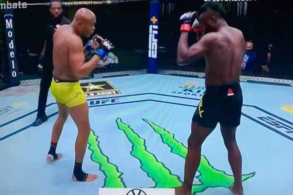 VÍDEO - Anderson Silva é nocauteado por Uriah Hall em sua despedida do UFC