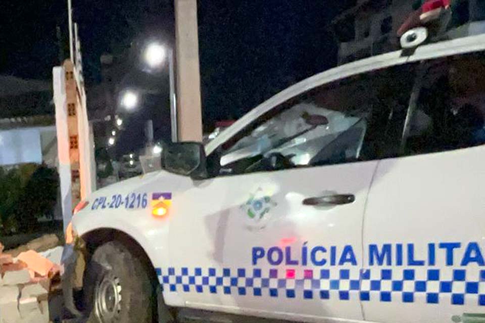 Viatura da Força Tática derruba muro durante ocorrência na zona leste