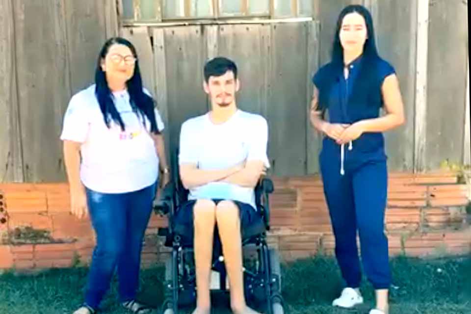 Prefeitura por meio da Coordenadoria de Serviços de Fisioterapia entrega cadeira de rodas motorizada