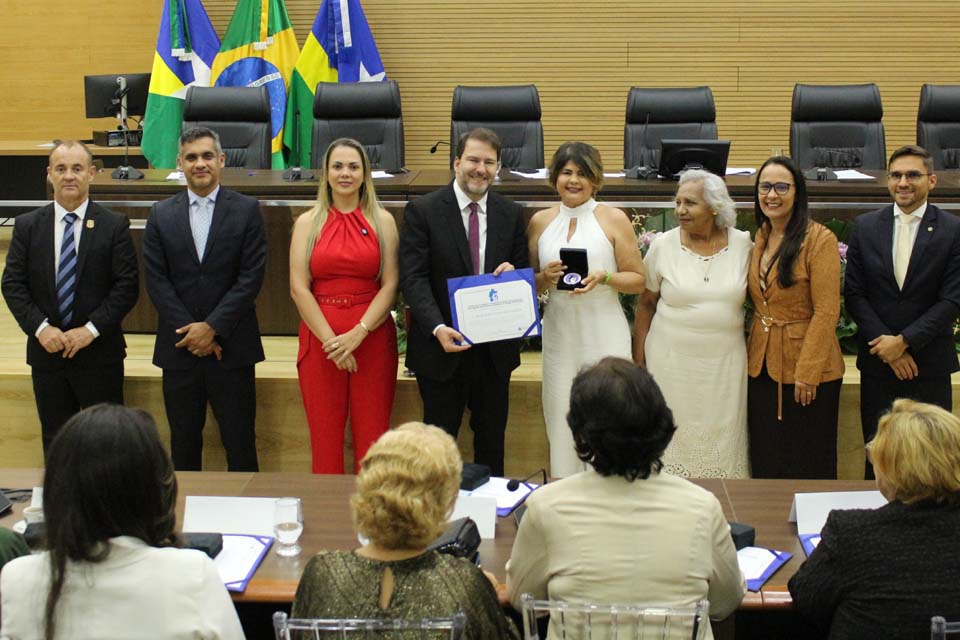 Alex Redano preside sessão de homenagens às ex-deputadas e inaugura Galeria Lilás em reconhecimento à trajetória feminina no Parlamento