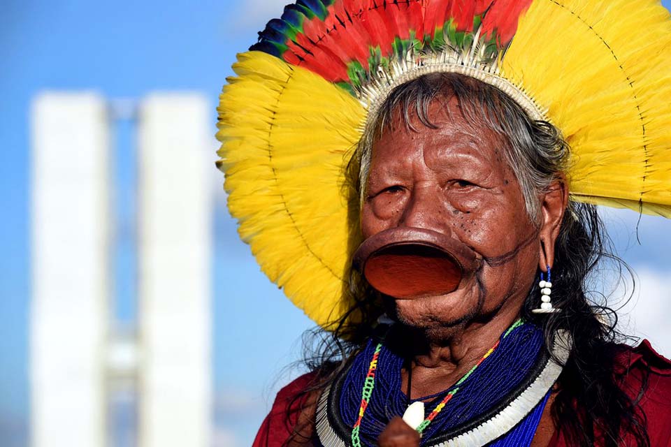 Cacique Raoni recebe alta após ser curado da Covid-19 em MT