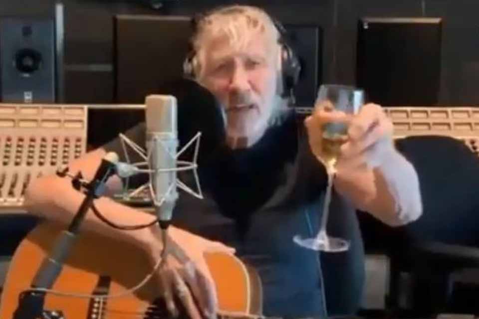 VÍDEO - Em repúdio a Bolsonaro, Roger Waters cospe no chão e faz um brinde a Lula: 'Graças a Deus você saiu da prisão'