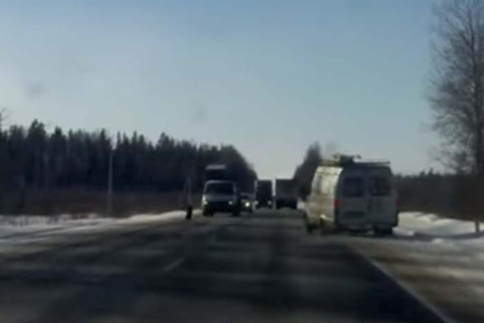 Roda solta de van e provoca grave acidente em estrada 