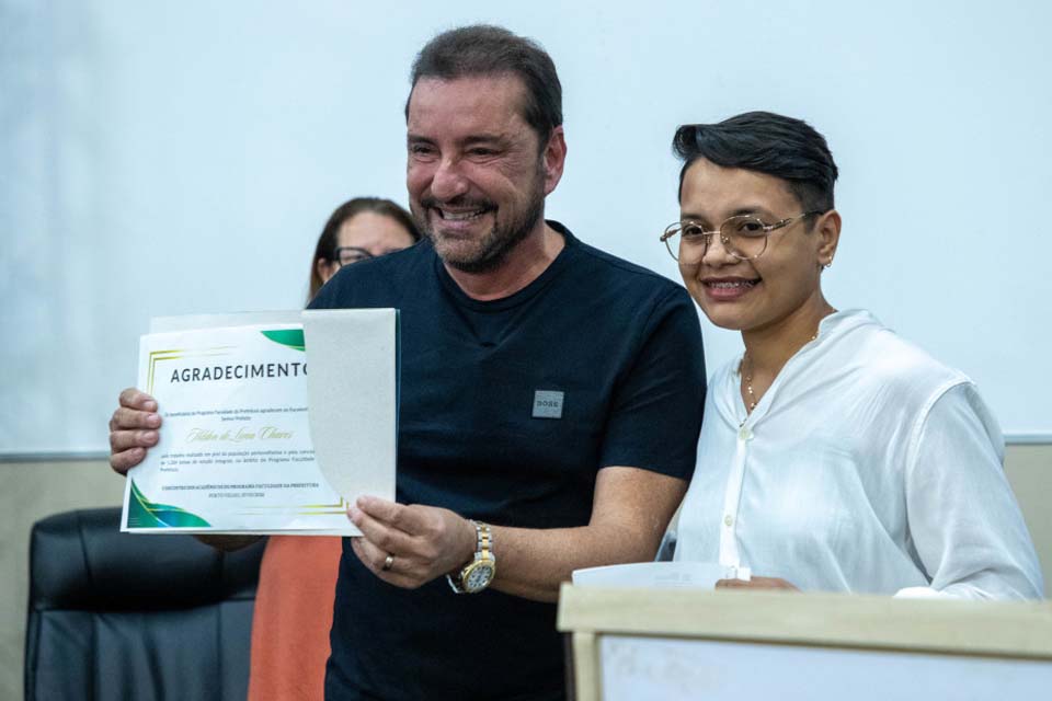 Estudantes celebram a chance de formação superior com bolsa integral no Programa Faculdade da Prefeitura