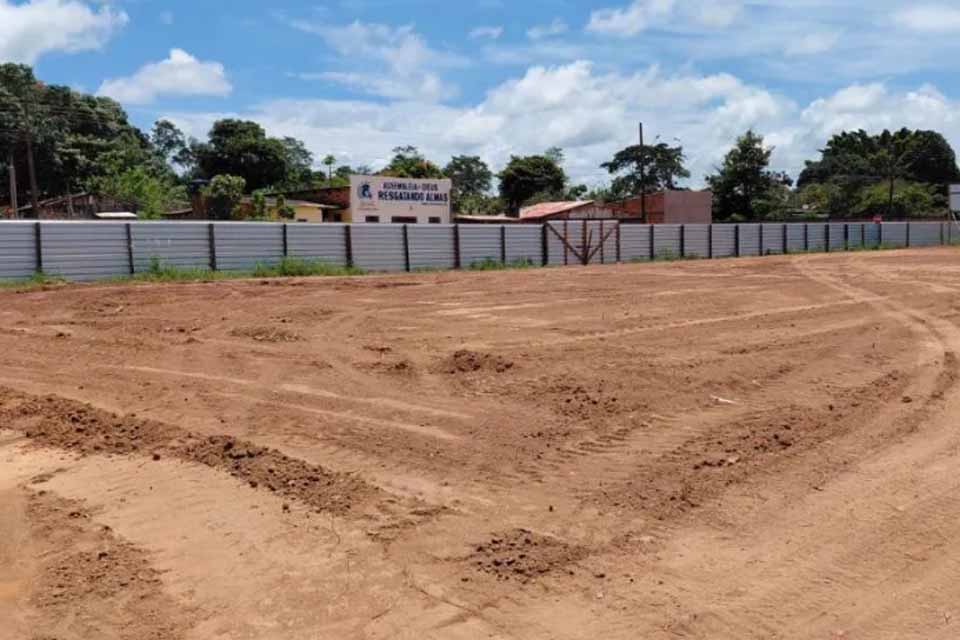 Área destinada à construção de praça no bairro Jardim da Esmeralda avança em ritmo acelerado