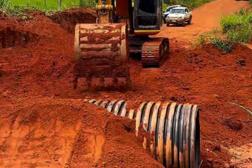 Semader realiza instalação de tubo armco na Linha 5 substituindo antigo bueiro de manilha por estrutura moderna