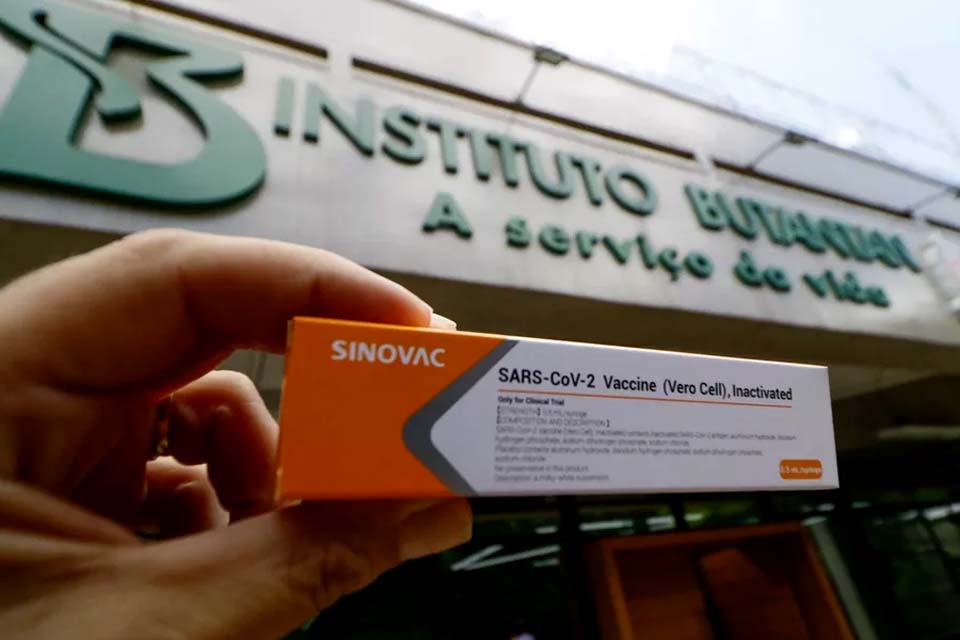 Crianças vacinadas por engano não devem tomar a 2ª dose, diz Butantan