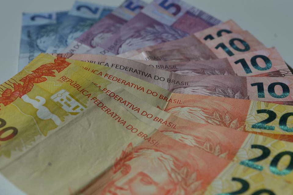 Indicador antecedente da economia brasileira cai 0,9%, diz FGV