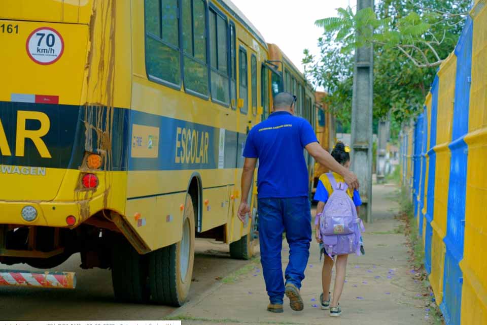 Em Porto Velho, motorista é o responsável por transportar mais de 50 alunos, entre eles, sua filha
