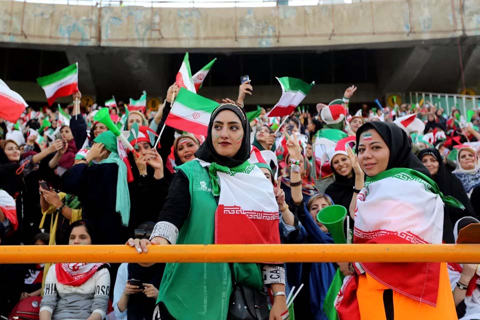 Iranianas assistem livremente a um jogo de futebol em estádio pela primeira vez em décadas
