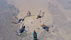 Grupo de paraquedistas sobrevoam as pirâmides de Gize