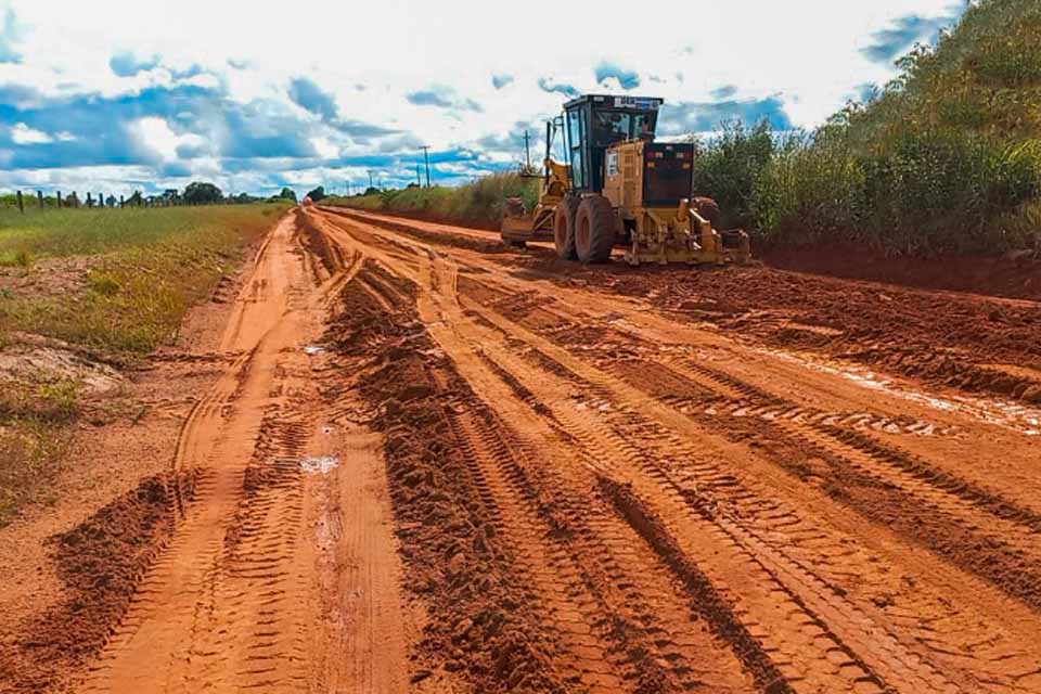 Obras avançam na RO-420 entre Buritis e Nova Mamoré com manutenção em toda a extensão da via