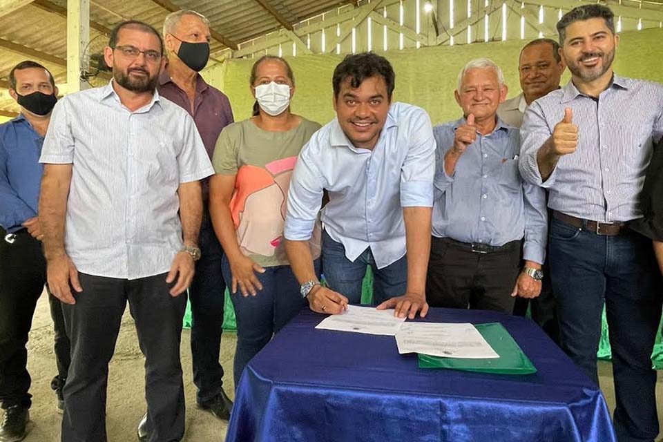 Deputado Federal Expedito Netto assina a ordem de serviço que dará início a construção da 1ª etapa do Hospital Municipal de Cacaulândia