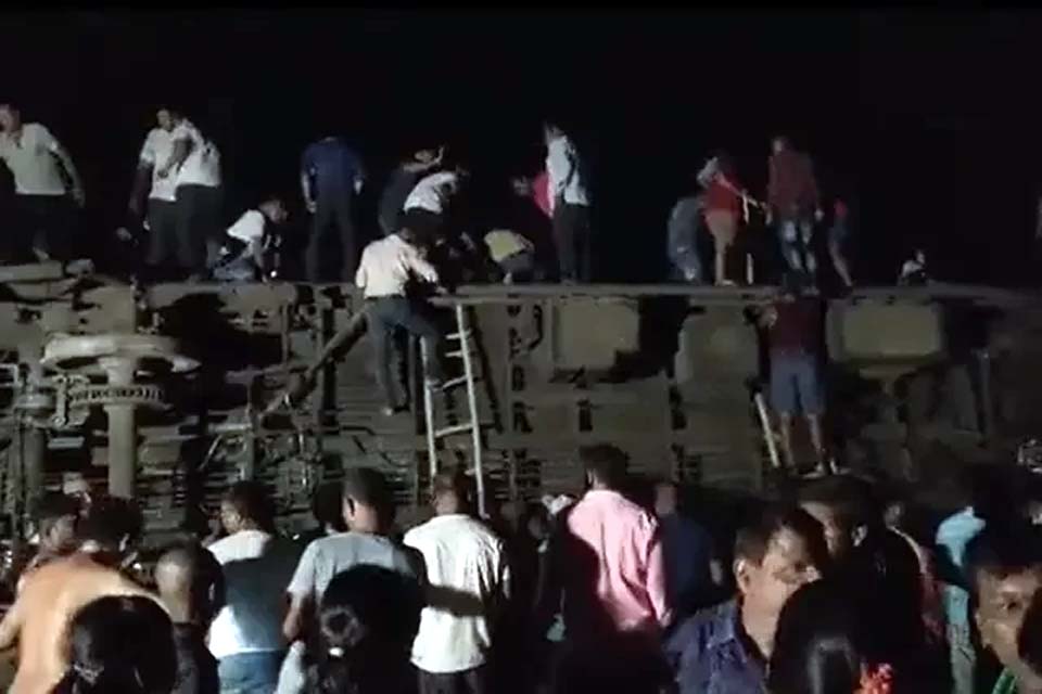 Acidente de trem deixa dezenas de mortos e centenas de feridos em Odisha, na Índia 