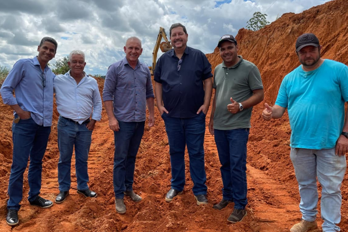 Deputado Ezequiel Neiva acompanha obras de rebaixamento de morros em Machadinho