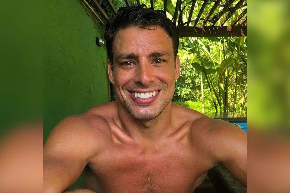 Cauã Reymond posa sem camisa e arranca suspiros de fãs