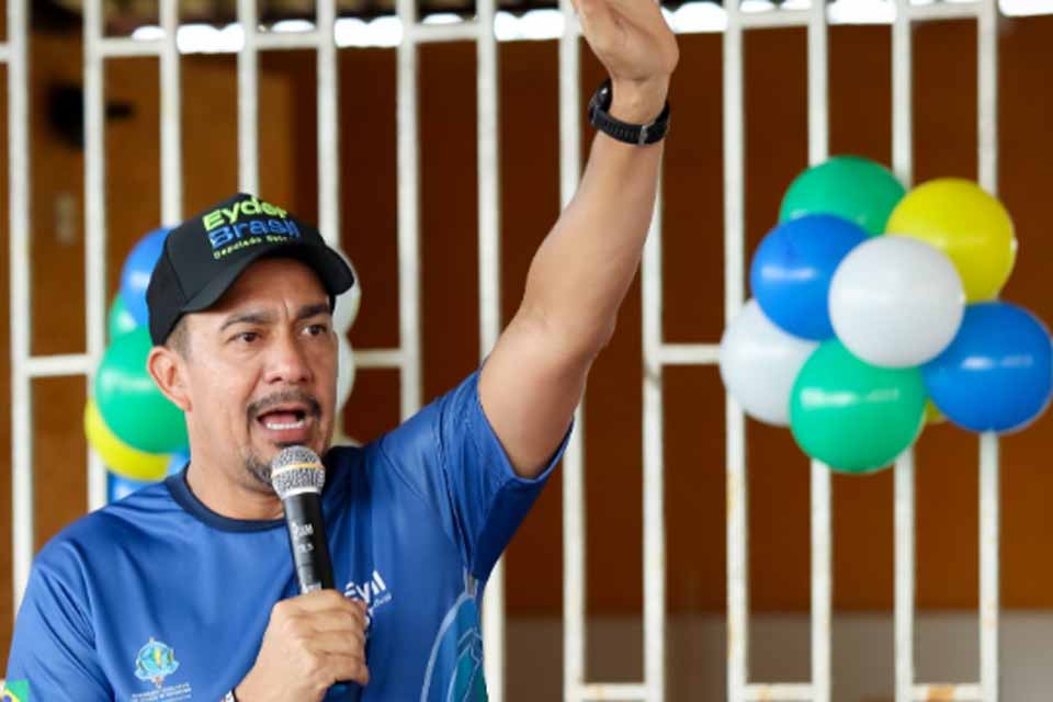 Deputado Eyder Brasil realiza evangelismo com arte no Espaço Alternativo