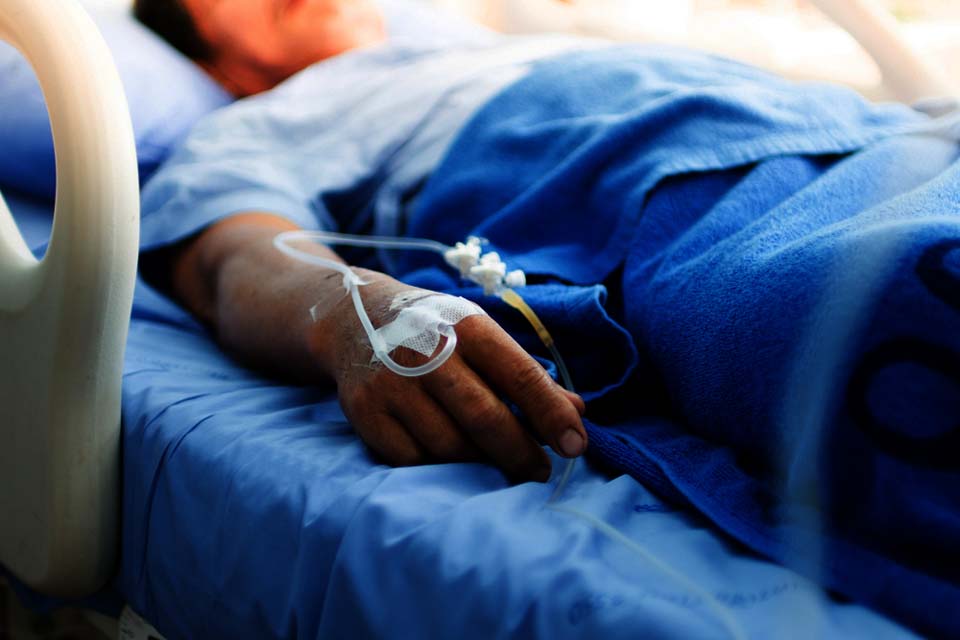 Mulher embriagada tenta matar idosa por enforcamento dentro de hospital