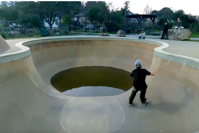 Patinador faz manobra errada e acaba de dando mal 